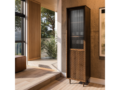 Cristaleira torre Feita em Madeira Maciça com o acabamento na cor castanho amadeirado. Uma porta com vidro canelado e uma em madeira maciça| Coleção Jazz